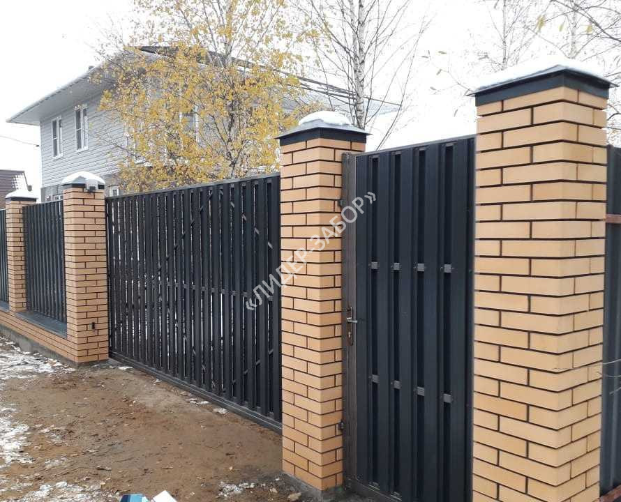 Цена Евроштакетник с кирпичными столбами черного цвета в Москве Купить Евроштакетник с кирпичными столбами черного цвета