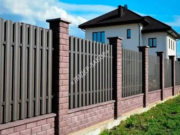 Цена Металлоштакетник с кирпичными опорами серый в Москве Купить Металлоштакетник с кирпичными опорами серый