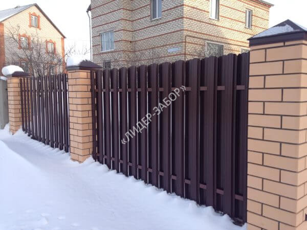 Цена Евроштакетник с кирпичными столбами коричневый забор в Москве Купить Евроштакетник с кирпичными столбами коричневый забор